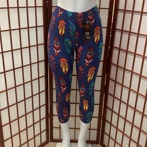Leggings Depot Multi Feather Print Capris